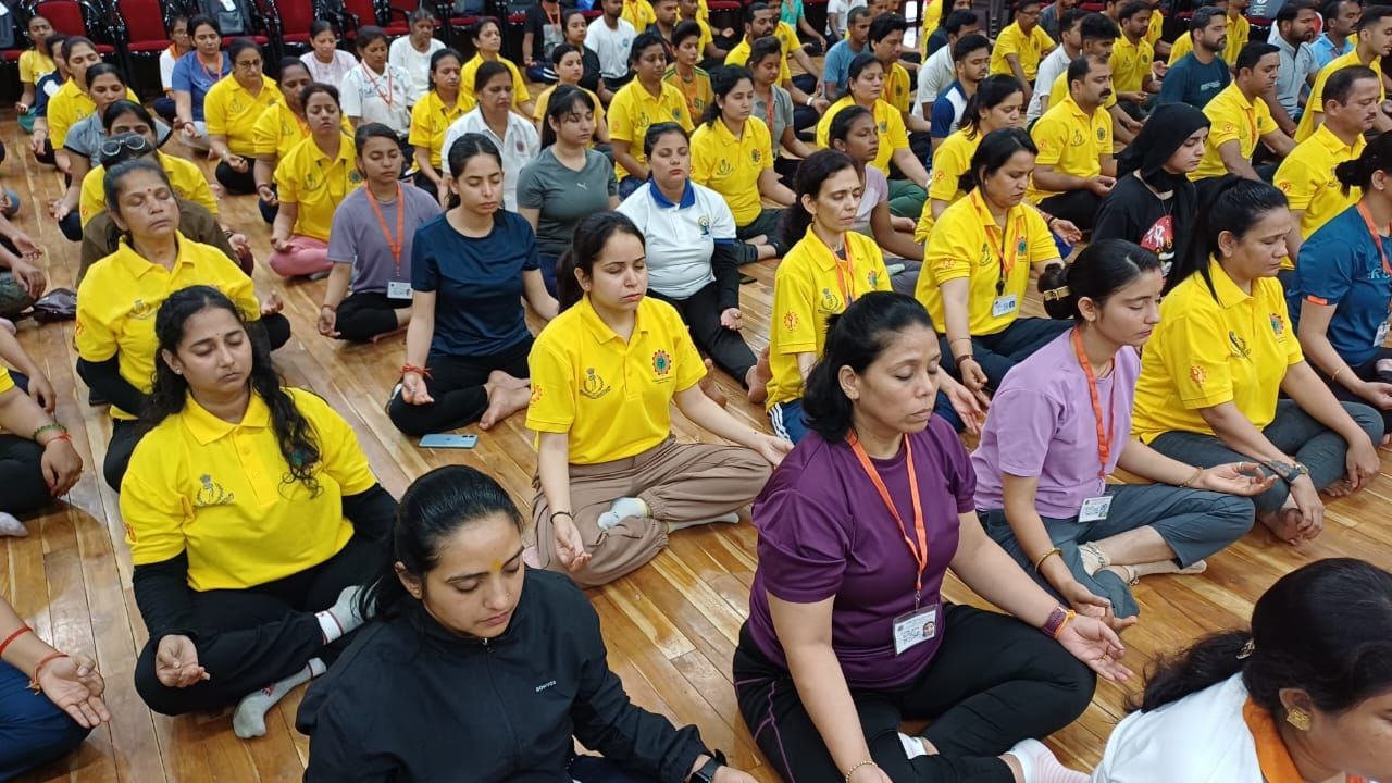 A mass session, hundreds on the mat